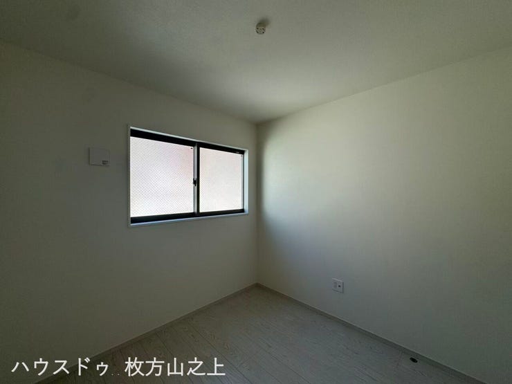 落ち着いて過ごせる洋室♪ご家族それぞれの個室やテレワークスペースとしても活用できます。
