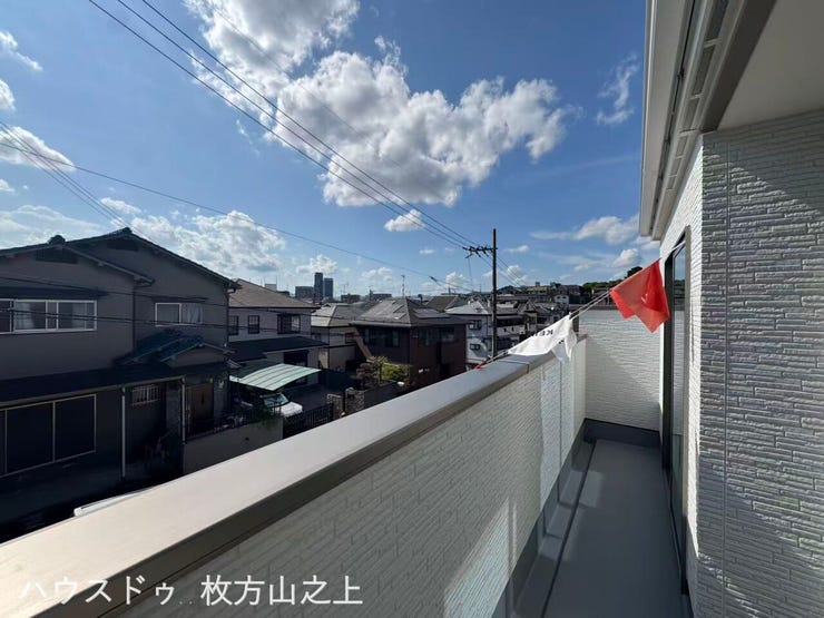 奥行きのあるロングバルコニー♪洗濯物やお布団をまとめて干せるゆとりのスペースです。