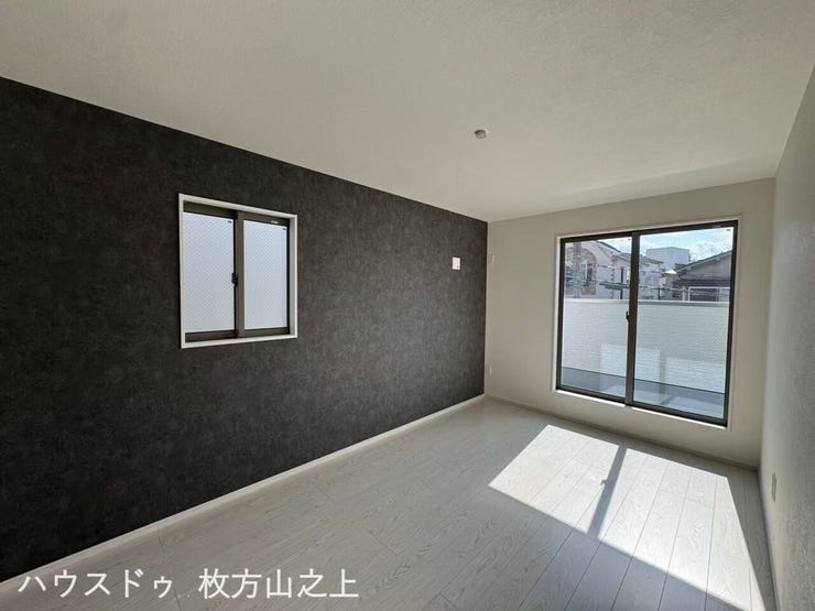 ダークカラーのアクセントクロスがおしゃれな洋室♪バルコニーに面した明るいお部屋です。