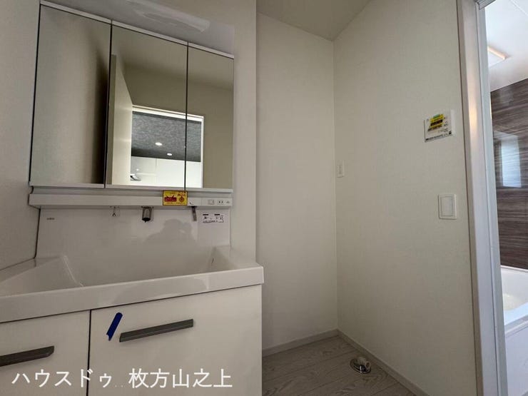 三面鏡付き洗面化粧台を備えた洗面スペース♪