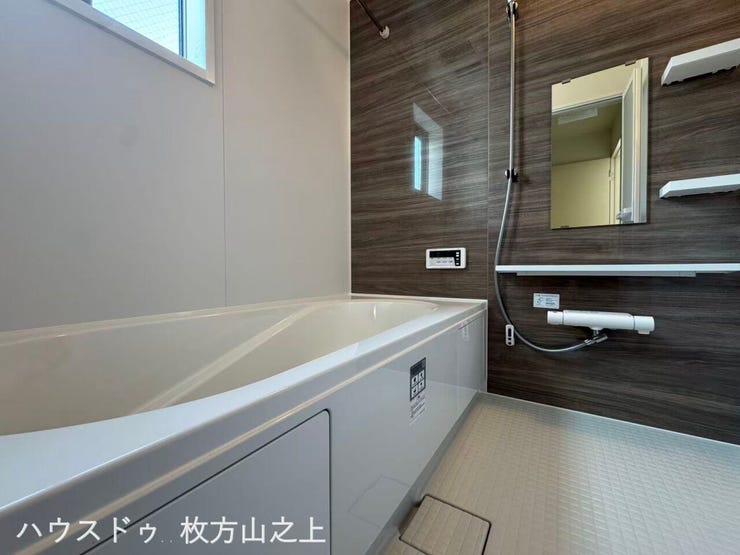 木目調アクセントパネルが上質な印象の浴室♪浴槽でゆったり一日の疲れを癒せます。