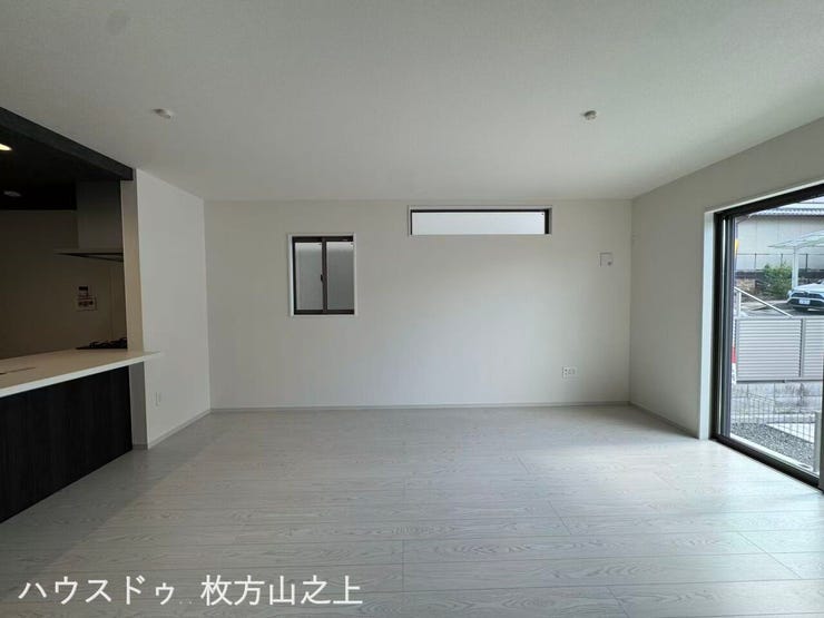 大きな窓から光が差し込む明るいLDK♪ゆとりある空間で、ご家族団らんの時間を楽しめます。