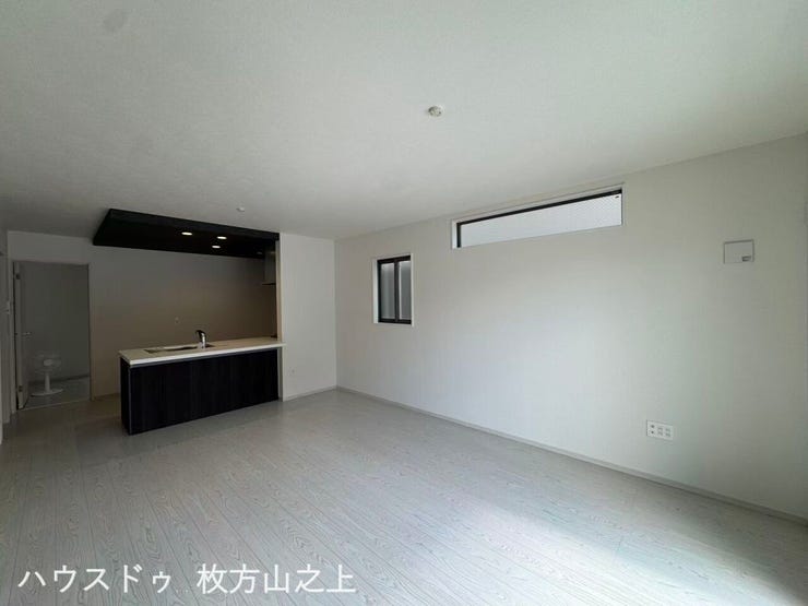 白を基調とした明るく開放的なLDK♪シンプルな内装で、お好みの家具とも合わせやすい空間です。