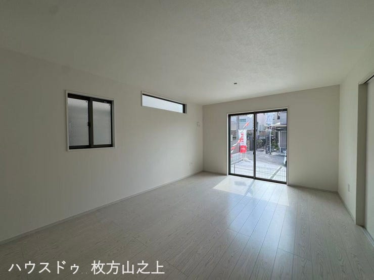 掃き出し窓から自然光が入る心地よいLDK♪家族が自然と集まりたくなる開放的な空間です。