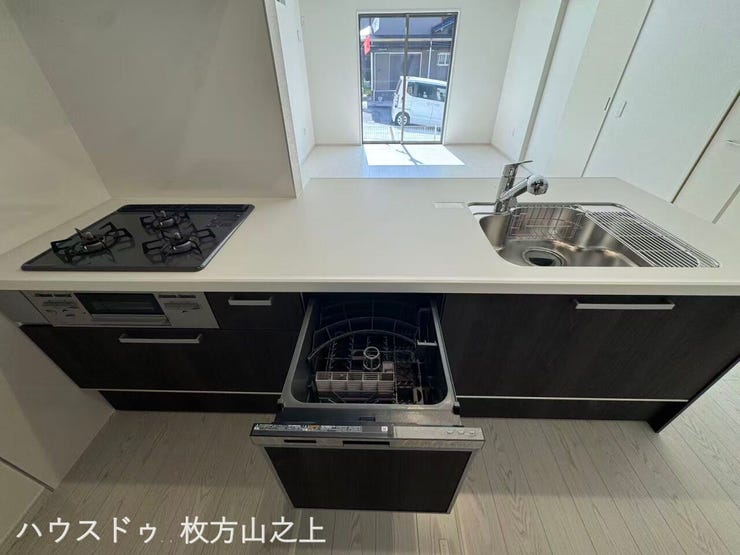 食器洗浄乾燥機を備えたシステムキッチン♪毎日の家事負担を軽減してくれる嬉しい設備です。