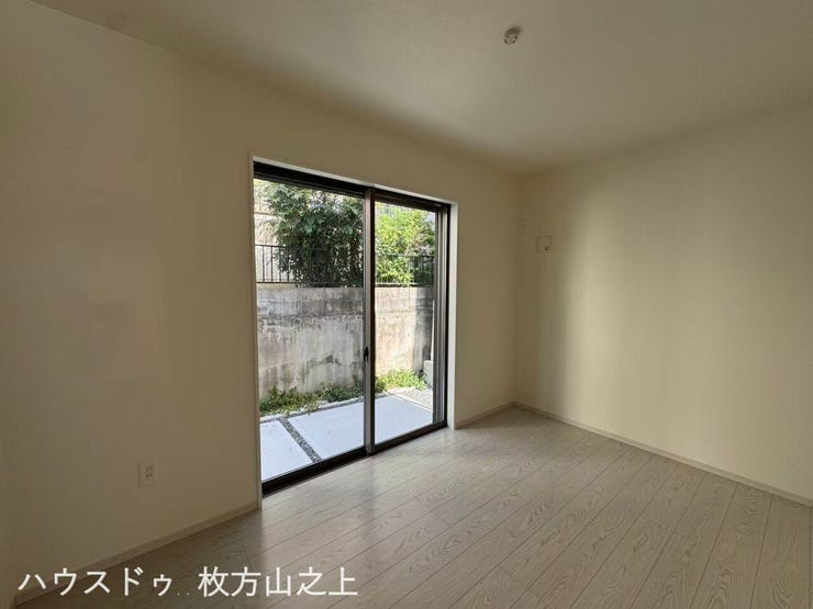 大きな窓から自然光が差し込む洋室♪シンプルな内装で寝室や子ども部屋にもおすすめです。
