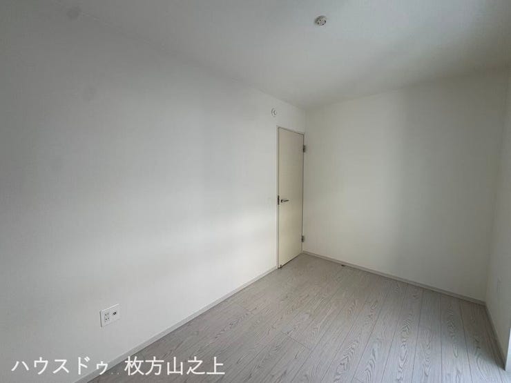 白を基調とした清潔感のある洋室♪家具やインテリアを選びやすいシンプルな空間です。