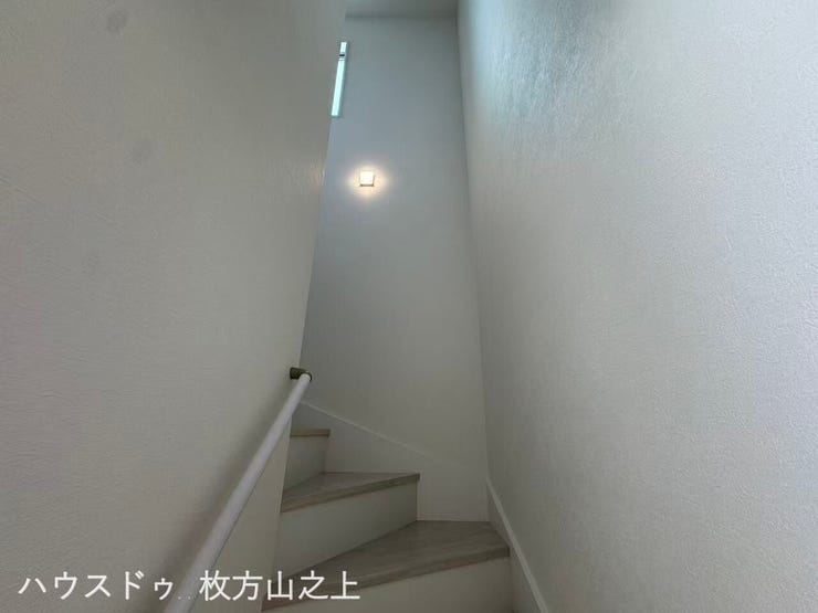 手すり付きの階段で上り下りも安心♪窓から光を取り込める明るい階段スペースです。