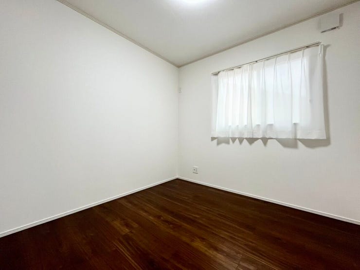 2階4.5帖の洋室です。お部屋が2つ左右対称になっています。