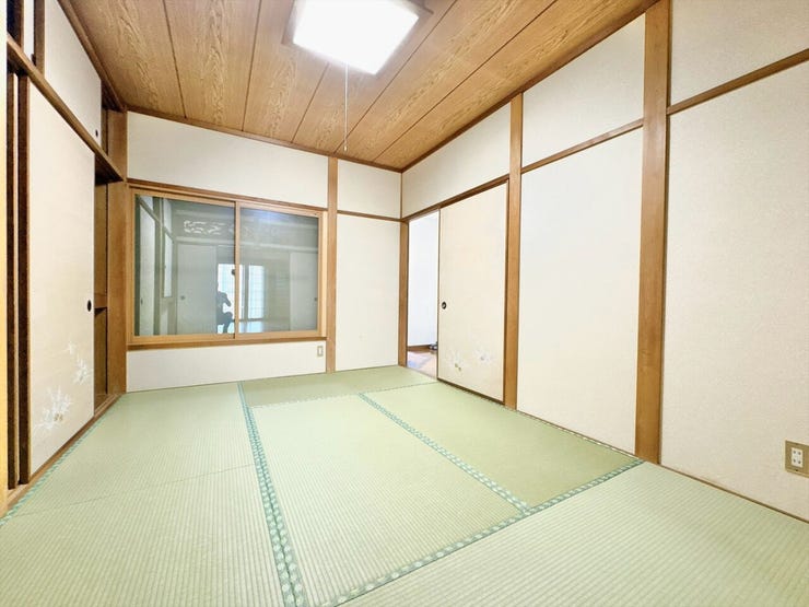 客間やくつろぎスペース、お子様の遊び場としても様々なシーンで重宝しそうな和室。ゴロゴロと寝転がれる畳の心地よさは、毎日のリラックスタイムに最適。ライフスタイルに合わせて柔軟に使える便利な空間です