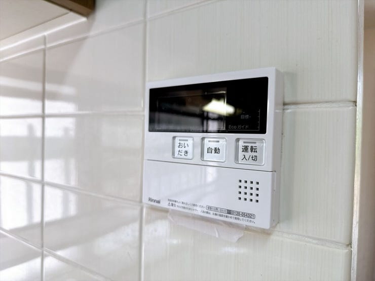 追い炊き機能でいつでも温かいお風呂を楽しめます。家族の入浴時間がバラバラでも、ボタン一つですぐに心地よい適温に。帰宅が遅くなったお父さんも、いつでもポカポカのお湯で一日の疲れを癒せます。
