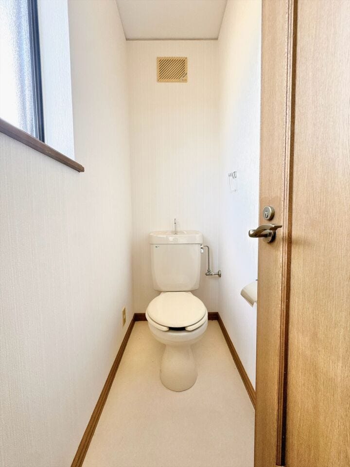 明るくて清潔感のあるトイレスペース。毎日何度も使う場所だからこそ、ホッと落ち着けるインテリアにこだわりました。白を基調とした爽やかな空間が、日々の暮らしの中にさりげない癒やしのひと時をもたらします
