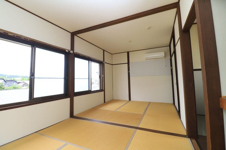 【和室4.5帖×和室4.5帖】
2階和室は続き間仕様!開放すれば広々9帖の空間になります。主寝室やきょうだいの遊び部屋、将来は2部屋に仕切るなど柔軟に活用できます。