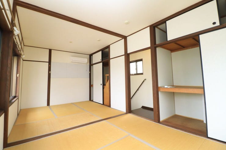 【和室4.5帖×和室4.5帖】
大きな窓からたっぷりの陽光が差し込む明るい2階和室。扉を開放して広々と使ったり、趣味の部屋と寝室を分けたりと、使い勝手の良い空間です。