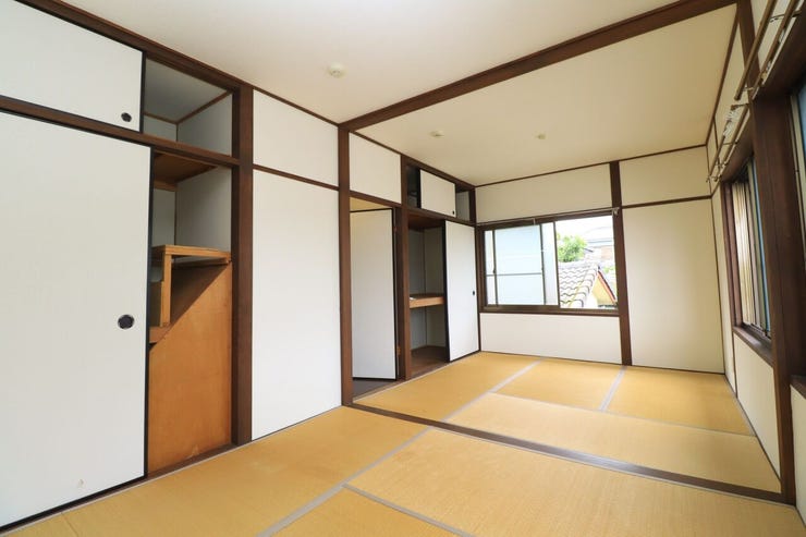 【和室4.5帖×和室4.5帖】
2部屋それぞれに押入があり収納力十分!ふすまを開けて9帖の広々空間にするも良し、仕切ってプライベートな個室にするも良しの便利な間取りです。