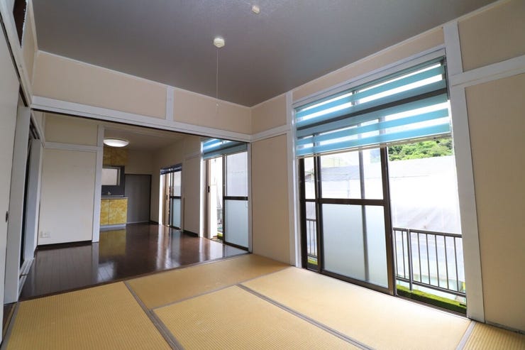 【1F和室6帖】
大きな窓から光が差し込む明るいリビング!続き間の和室と合わせれば、より開放的でゆとりのある空間としてお使いいただけます