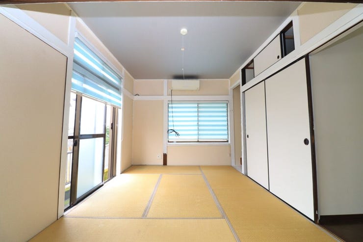 【1F和室6帖】
東側と南側に窓があり、一日を通して光が入りやすい和室です