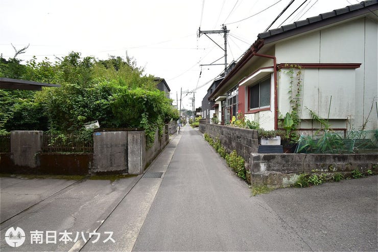 【前面道路】西向きの前面道路です!交通量の少ない静かな住環境です♪