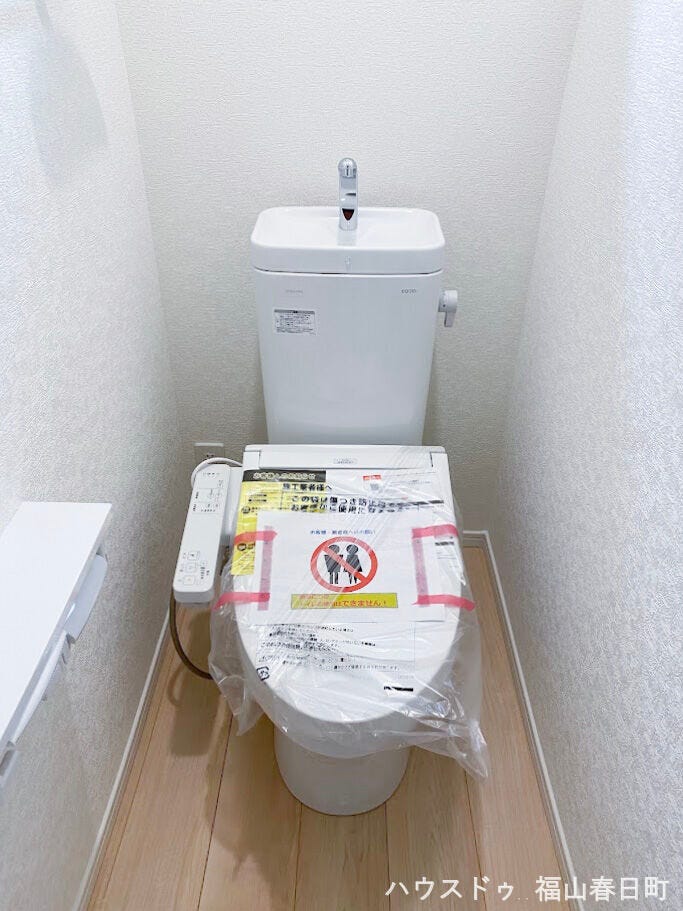 トイレを2か所完備。忙しい朝の時間帯も混み合いにくく、ご家族の多いご家庭や来客時にも便利です。故障やお掃除の際にも、もう一方を使える安心感があります。