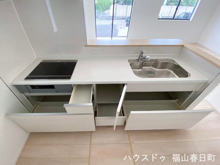 ■充実の収納力■引き出し式の大容量収納で、調理器具から食材までスッキリ整理。いつでも使いやすいキッチン環境が整います。