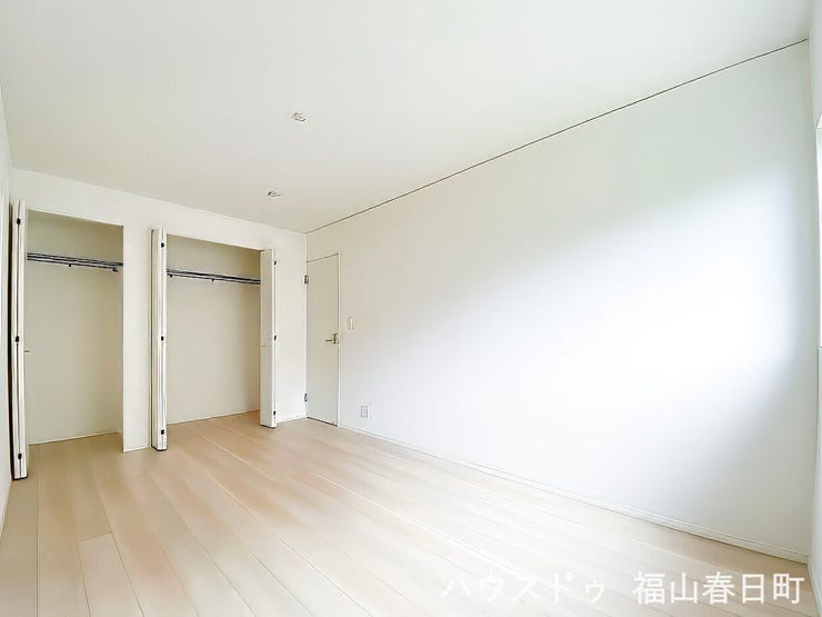 約7.5畳の洋室。主寝室としてはもちろん、ベビーベッドやデスクも置けるため、子育て世帯にもおすすめです。