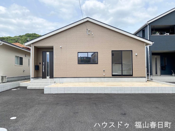 落ち着いた色合いと、すっきりとしたデザインが印象的な平屋住宅。階段のないワンフロアの暮らしで、家事や生活の動線もスムーズです。世代を問わず、長く快適に暮らせます。