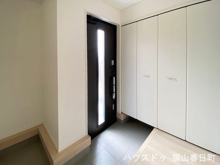 靴もアウトドア用品も収納できる大型玄関収納
