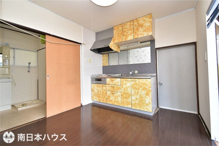【キッチン】吊戸棚付きのキッチンです!勝手口もあります!水回りが近くにある間取りです♪