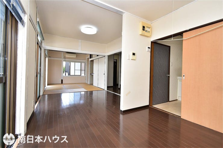 【リビング】廊下と洗面所から出入りができる回遊間取りで家事移動への負担が少ないです♪