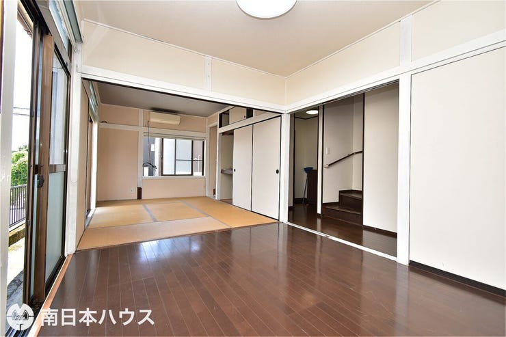 【リビング】東向きの窓が多く明るい室内です♪室内程度良好です!リフォームのご相談もお気軽にどうぞ♪