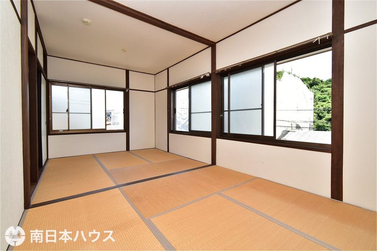 【和室】2階の和室は4.5帖が2部屋あります!東側にある窓からは桜島の眺望が可能です♪