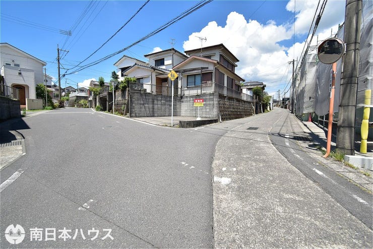 【前面道路】東向き、南向きの道路に接しています!交通量の少ない道路で静かな住環境です♪