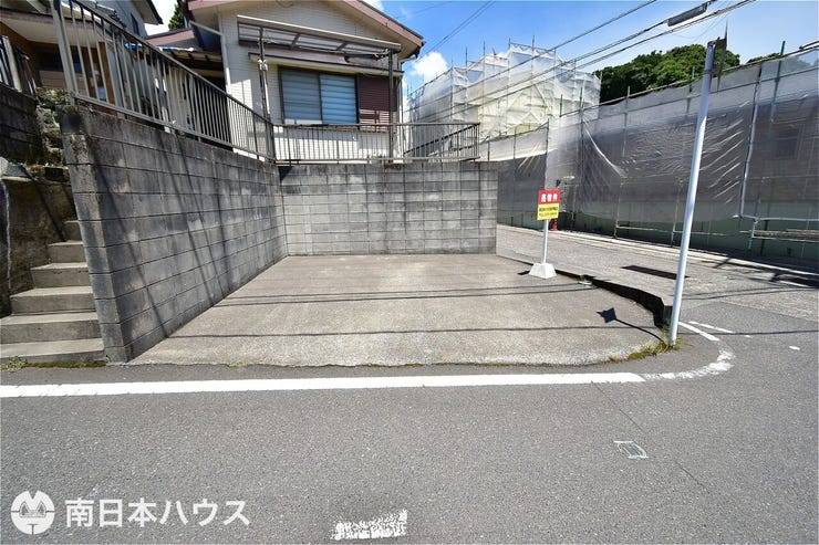 【駐車場】駐車2台分!普通車1台と軽自動車1台が駐車できるスペースがあります!