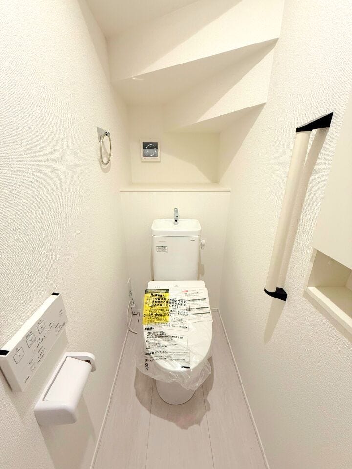 【温水洗浄便座のトイレ】
温水洗浄便座はトイレットペーパーの使用量を減らせるため、肌への負担が軽減されます!
またトイレットペーパーの使用量が減ることで、経済的にも環境的にもメリットがあります♪