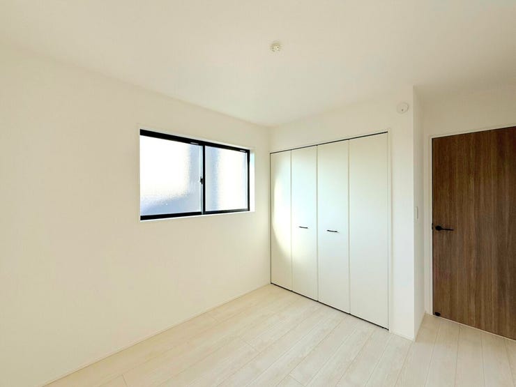 【洋室】
部屋の広さが適度なため、家具の配置やインテリアデザインがしやすく、狭すぎず広すぎない居心地の良い空間を作れます。
また収納が豊富な間取りで部屋が散らかりにくく、掃除や片付けが楽に♪