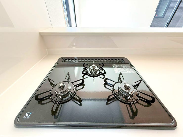 【三口コンロ】
三口コンロは大人数分の料理を手早く準備する際に便利です。大家族の方やパーティーやイベントのときにも活躍します。
さらに強火、中火、弱火を使い分けて、それぞれに適した調理ができます。