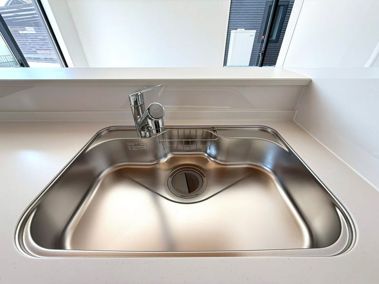 【いつでも安心でおいしい水を「浄水器付きシンク」】
水栓一体型の浄水器で、料理や飲料水にいつでも安心・安全なお水を使えます。
野菜洗いにも気兼ねなく使え、毎日の食卓を美味しく健康的にサポート。
