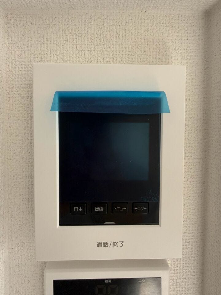【モニター付きインターホン】
ドアを開ける前にモニターで訪問者の顔を確認できるため、安全性が向上します。
また直接顔を合わせることなく訪問者を確認できるため、個人情報の保護にもつながります。