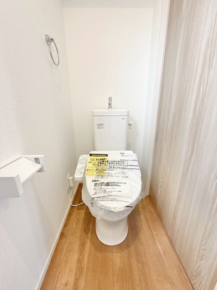【温水洗浄便座のトイレ】
トイレットペーパーの使用量を減らせるため、肌への負担が軽減されます!
またトイレットペーパーの使用量が減ることで、経済的にも環境的にもメリットがあります♪