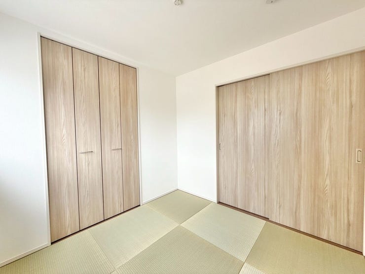 【約4.5帖の洋和室】
畳の部屋は、客間、寝室、食事スペースなど、用途に合わせて簡単に使い分けることができます。