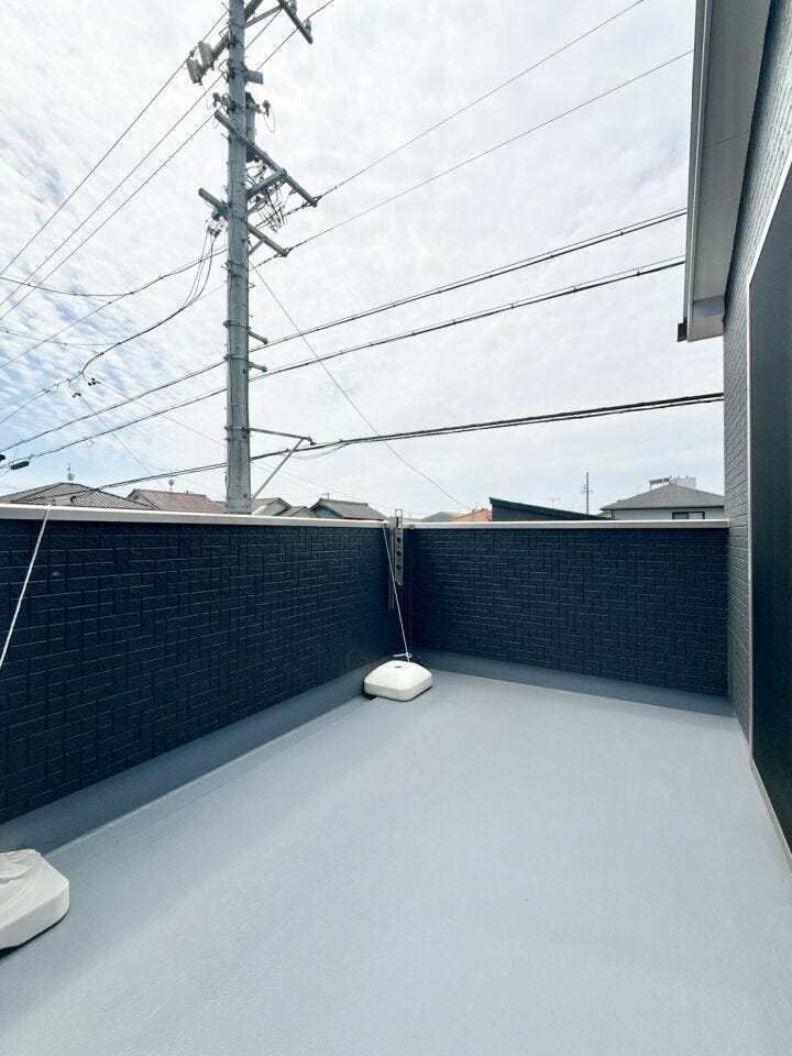 【南向きのバルコニー】
太陽光をたっぷりと受けられるため、洗濯物が乾きやすく、室内に明るさをもたらします。
また日光浴やガーデニングに適しており、外の空気を楽しむ場として活用しやすいです。
