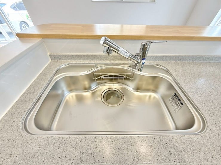 【いつでも安心でおいしい水を「浄水器付きシンク」】
水栓一体型の浄水器で、料理や飲料水にいつでも安心・安全なお水を使えます。
野菜洗いにも気兼ねなく使え、毎日の食卓を美味しく健康的にサポート。