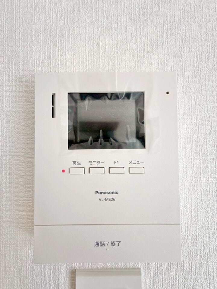 【モニター付きインターホン】
ドアを開ける前にモニターで訪問者の顔を確認できるため、安全性が向上します。
また直接顔を合わせることなく訪問者を確認できるため、個人情報の保護にもつながります。