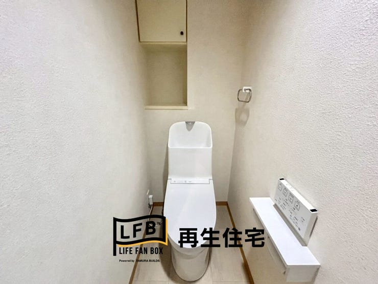 上部には便利な収納棚。トイレットペーパーのストックに!