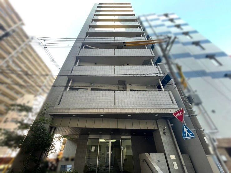 【外観】
JR元町駅・県庁前駅から徒歩5分、阪急神戸三宮駅から徒歩7分のSRC(鉄骨鉄筋コンクリート)造の11階建♪宅配ボックス有り☆スーパーまで徒歩4分など生活施設充実☆商業施設充実☆