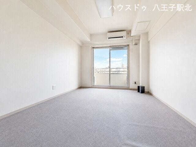 洋室:陽光がたっぷり差し込む、明るく心地よい東向きの洋室です。