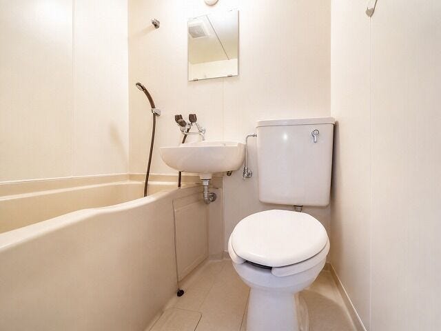 浴室・トイレ一体型のユニットバス:洗面台・浴槽・トイレを備えた使い勝手の良い水回り空間です