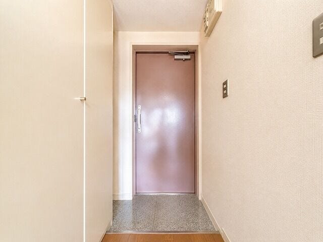 玄関:ブラウン色の玄関ドアで落ち着いた雰囲気を感じさせます。