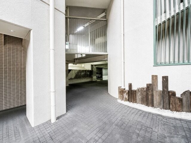 建物入口通路:自然要素も取り入れつつ清潔感があります。