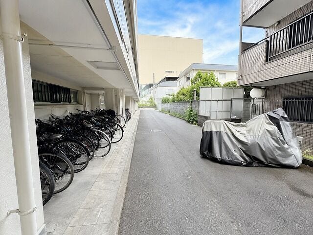 駐輪場:敷地内に駐輪場を完備しております。屋根付きなので、雨が降っても安心です。